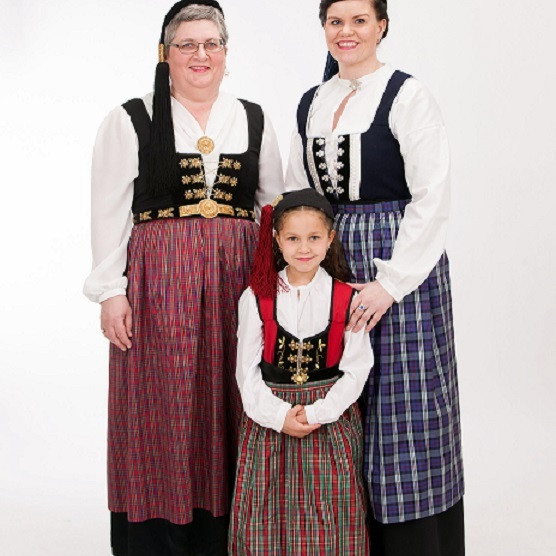 Kvenfólkið í fjölskyldunni. Ásta ásamt tengdadótturinni og barnabarninu í búningum sem hún saumaði. Myndir úr einkasafni.