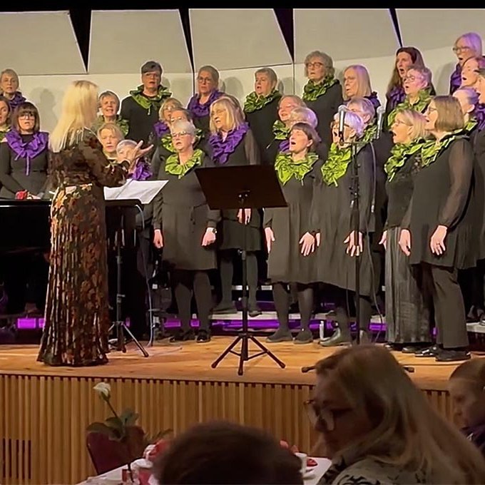 Kvennakórinn í syngjandi sveiflu síðastliðinn konudag. MYND: HRÖNN GUNNARS