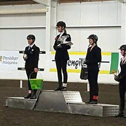 Á myndinni eru efstu í T1 meistaraflokk. Efst er Lilja Sigurlína Pálmadóttir,  2 sæti Elín Rós Sverrisdóttir og í þriðja sæti er Sina Scholz. Mynd. Hildur Claessen.