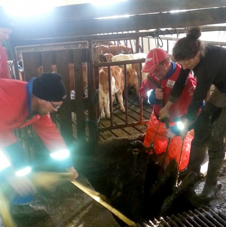„Það er ekki hægt að vera með neinn pempíuskap þegar belja fellur í haughús.“ Björgunarsveitarmenn í Húnum á Hvammstanga að störfum. Ljósm./fb-síða Landsbjargar.