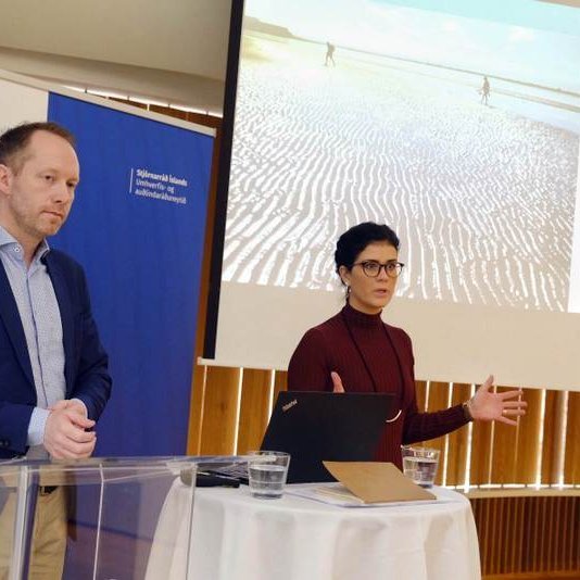 Guðmundur Ingi Guðbrandsson, umhverfis- og auðlindaráðherra og Þórdís Kolbrún R. Gylfadóttir ferðamálaráðherra kynntu úthlutun úr Landsáætlun og Framkvæmdasjóði ferðamannastaða í dag. Mynd af vef stjórnarráðs Íslands.