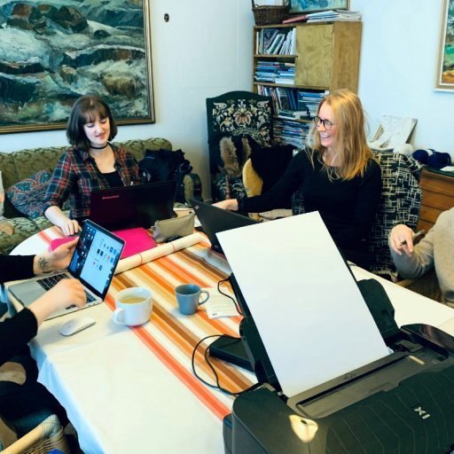 Arkitektanemarnir að störfum. Ljósm: textilmidstod.is