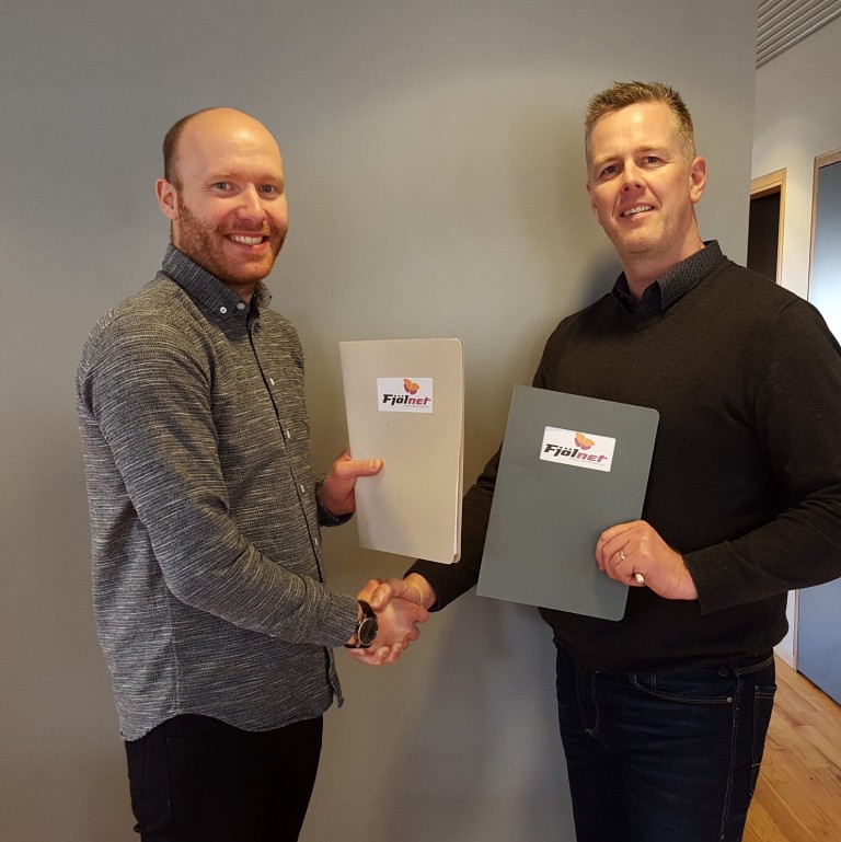Sigurður Pálsson, rekstrarstjóri Fjölnets Reykjavík og Sveinn Rafn Eiðsson fjármálastjóri Lagardére handsala samningin. Mynd/Fjolnet