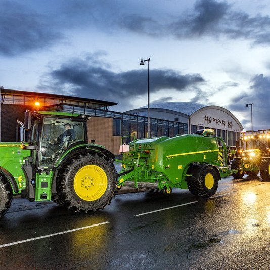Stór og lítil landbúnaðartæki streyma nú í Laugardalshöllina þar sem stórsýningin Íslenskur landbúnaður 2018 opnar kl. 14.00 á föstudaginn. Sýningin verður sú stærsta frá 1986 en þá var seinasta stóra landbúnaðarsýning haldin í höllinni. Aðsend mynd.