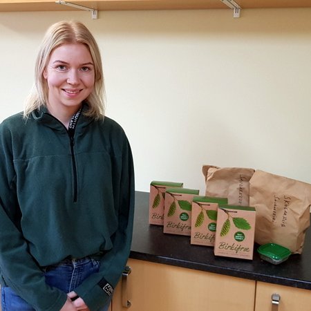 Ingunn Sandra Arnþórsdóttir, héraðsfulltrúi Landgræðslunnar á Norðurlandi vestra, stendur hér við afrakstur fræsöfnunar haustsins. Segir hún liðsmenn Lionsklúbbs Sauðárkróks hafa verið sérstaklega liðtæka þetta haustið og skilað miklu magni fræja sem eigi eftir að nýtast vel. Mynd: PF.