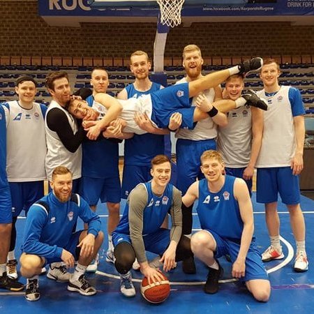 Íslenska landsliðið hefur báráttu sína í forkeppni að undankeppni fyrir HM 2023 með leik gegn Kósovó í kvöld. Á myndinni sést að afmælisbarnið hefur fengið sérmeðferð hjá félugum sínum í landsliðinu. Mynd: FB-síða KKÍ.