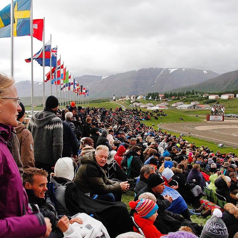 Frá Landsmóti hestamanna á Hólum 2016. Feykir leyfir sér að vonast eftir betra veðri fyrir Landsmótsgesti næsta sumar. MYND: ÓAB