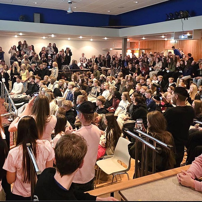 Hátt í 400 ungmenni auk um 100 starfsmanna félagsmiðstöðva voru mætt á Blönduós til að taka þátt í Landsmóti Samfés. Hér eru þau í Félagsheimilinu á Blönduósi. MYND: KRISTÍN INGIBJÖRG LÁRUSDÓTTIR