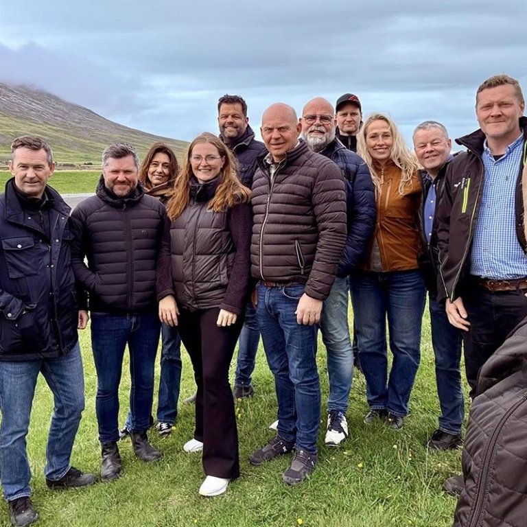 Framkvæmdanefnd Landsmóts hestamanna á Hólum 2026. Frá vinstri: Feykir Sveinsson, Víkingur Gunnarsson, Bjarni Jónasson, Hólmfríður Sveinsdóttir, Sigurlína Magnúsdóttir, Hilmar Guðmannsson, Elvar Einarsson, Hjörtur Bergstað, Hallgrímur Ingi Jónsson, Arna Björg Bjarnadóttir, Sigfús Ingi Sigfússon, Hjörvar Halldórsson og Áskell Heiðar Ásgeirsson. MYNDIR: ÁSKELL HEIÐAR