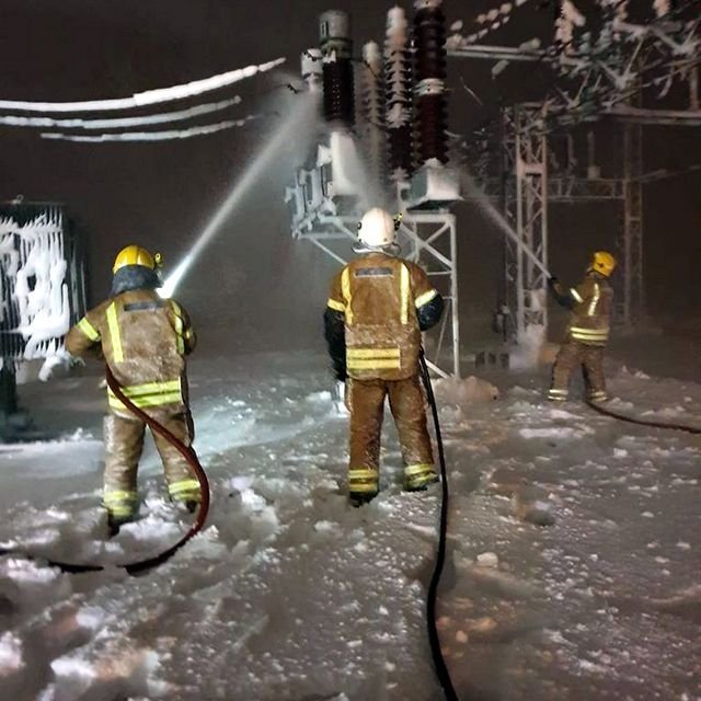 Tengivirkið á Sauðárkróki í morgunsárið er slökkviliðið var að hreinsa það en staðan verður skoðuð þegar tekist hefur að hreinsa virkið, segir á Facebooksíðu Landsnets hvar myndin var fengin.