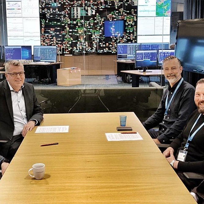 Frá undirritun samningsins. MYND: LANDSNET.IS