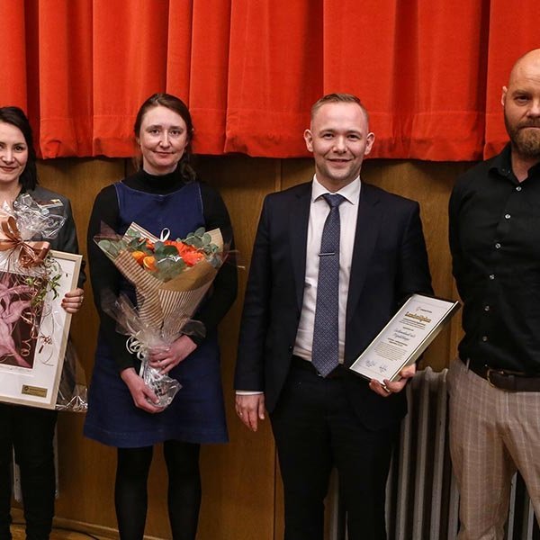 Frá afhendingunni í gær. Á myndinni eru Andri Þór Árnason sérfræðingur hjá Byggðastofnun, Einar Freyr Elínarson sveitarstjóri Mýrdalshrepps, Lara Ólafsson og Hilary Jane Tricker frá enskumælandi ráði Mýrdalshrepps. MYND: HJALTI ÁRNA