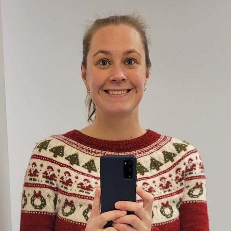 Lára Halla í jólapeysunni sem hún lauk við rétt fyrir Friðargöngu Árskóla á síðasta ári.