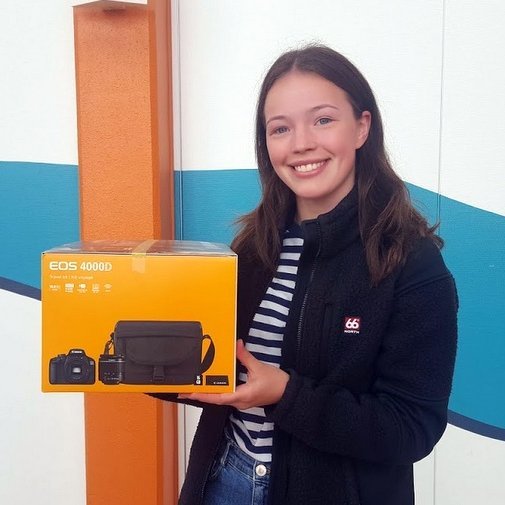 Laufey Harpa með sigurlauninn, Canon 4000 D myndavél, sem  Tengll og Origo gaf. Mynd af FB-síðu NFV.