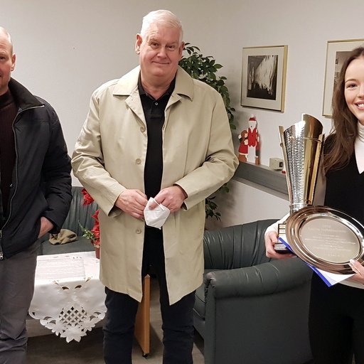 Frá afhendingu afreksbikars sem kenndur er við Stefán Guðmundsson, fyrrverandi stjórnarformann Kaupfélags Skagfirðinga, og konu hans, Hrafnhildi Stefánsdóttur. F.v. Stefán Vagn, Ómar Bragi og Laufey Harpa. Mynd: PF.