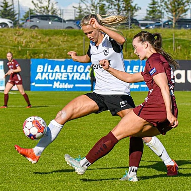 Laufey Harpa í baráttunni í gær. MYND AF FÓTBOLTI.NET