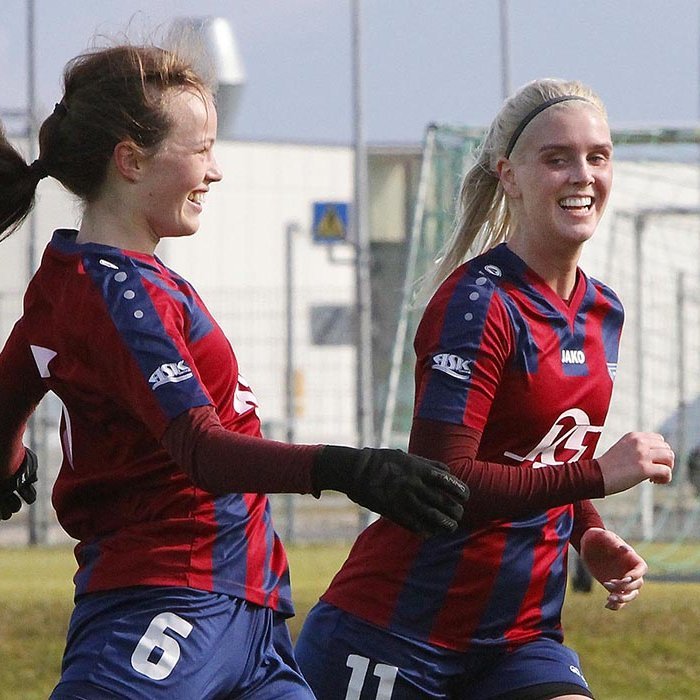 Layfey og Kolbrún fagna marki þeirrar fyrrnefndu. MYND: ÓAB