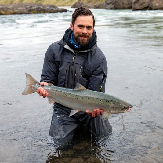 Brynjar Þór með fyrsta laxinn. Mynd: Höskuldur B. Erlingsson.