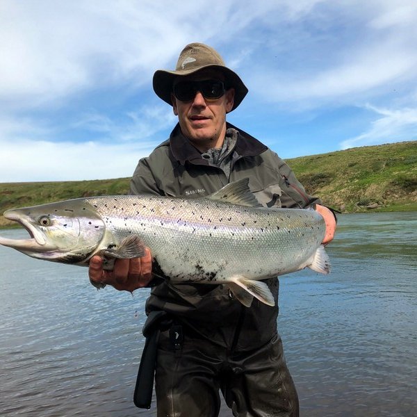 Pétur Pálsson með 101 sm hrygnuna úr Blöndu. Mynd: Facebooksíðan Blanda-Svartá.