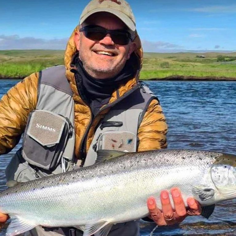 Sáttur veiðmaður í Miðfjarðará. MYND AF HÚNA.IS