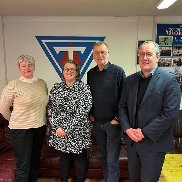 Lee Ann, önnur frá vinstri, ásamt stjórnarfólki knattspyrnudeildar Tindastóls, Guðnýju Axelsdóttur, Guðna Kristjánssyni og Magnúsi Helgasyni. Aðsend mynd.