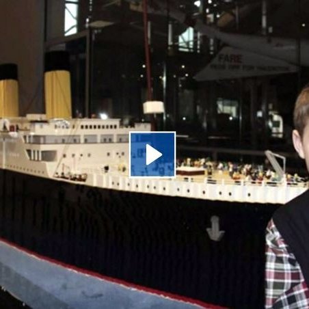 Mynd af Brynjari Karli og Titanic skipi hans sem gerðir eru úr ansi mörgum LEGO kubbum. Skjáskot af vef RÚV.