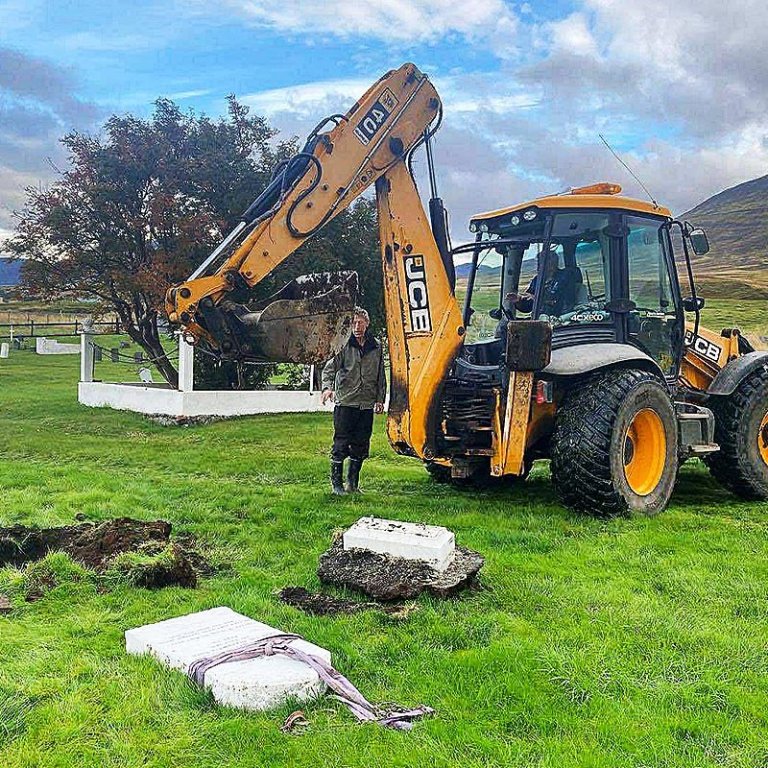Það dugðu engin smá tæki til að lagfæra leiðið og rétta legstein Howells við. Á næstu mynd fyrir neðan má sjá Serge Wildheag við leiði Howells. Þá er mynd af þeim Þorkeli meðhjálpara á Víðivöllum og sr. Sigríði og þá er mynd af gröfumanninum Einari Kúsk og Þorvaldi. Allra neðst er mynd tekin úr Héraðsdal og yfir í Blönduhlíð og sér yfir Héraðsvötnin á þeim slóðum sem lík Howells fannst. MYNDIR AÐSENDAR