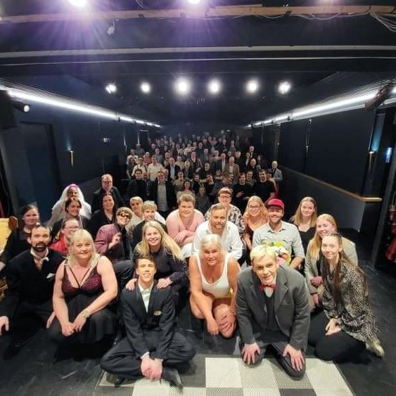 Í lok frumsýningar á Nei ráðherra var tekin sjálfa með leikurum, starfsfólki og gestum. Mynd: Leikfélag Sauðárkróks