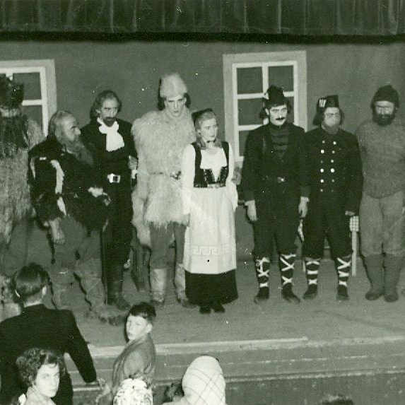 Myndin að ofan er úr sýningu félagsins á Skugga-Sveini árið 1954