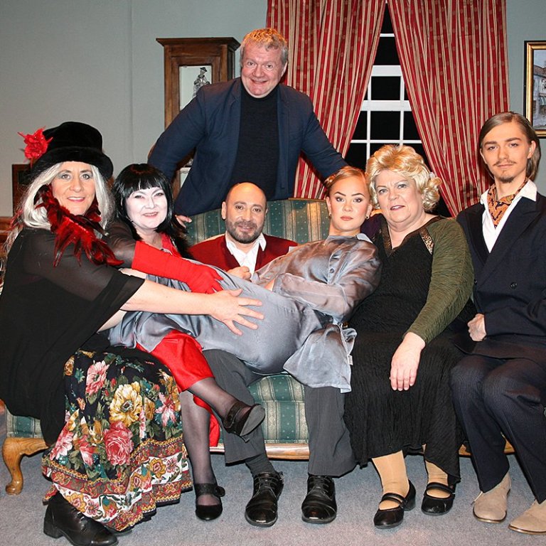 Leikhópur Leikfélags Hofsóss og Börkur Gunnarsson leikstjóri fyrir aftan sófann. MYND: VALDÍS BRYNJA