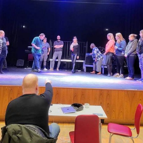 Ármann Guðmundsson leikstjóri ásamt leikurum Himins og jarðar. Aðsendar myndir.