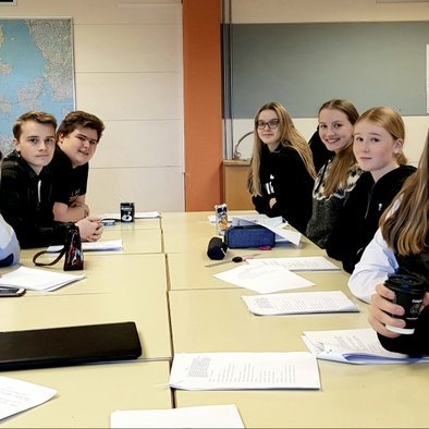 Hluti leikhóps FNV að lesa saman handrit að Vertu Perfekt þegar það var skrifað til enda. Pétur Guðjónsson, leikstjóri og höfundur, segir að þá hafi það verið lesið saman frá byrjun til að fá samfelluna. „Gaman að segja frá því að hópurinn, sem var búinn að lesa og æfa stóran hluta handrits, var mjög spenntur að vita hvernig verkið myndi enda. Þetta hefur maður ekki upplifað áður í æfingaferlinu.“ Aðsend mynd.