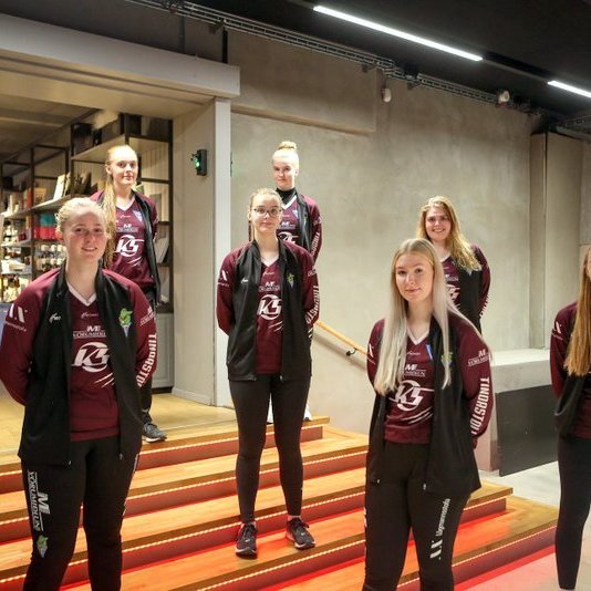 Þær sem skrifuðu undir í 1238 í gær Telma Ösp Einarsdóttir, Eva Rún Dagsdóttir, Katrín Eva Óladóttir, Marín Lind Ágústsdóttir, Hildur Heba Einarsdóttir, Kristín Halla Eiríksdóttir og Inga Sólveig Sigurðardóttir. Á myndina vantar Berglindi Ósk Skaptadóttur, Kristlaugu Evu Wium Elíasdóttur, Karen Lind Helgadóttur og Dominique Toussaint sem skrifuðu undir á öðrum vettvangi. Myndir af FB-síðu körfuknattleiksdeildar Tindastóls.