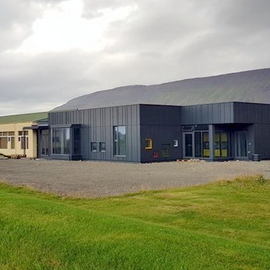 Nýr leikskóli var byggður við húsnæði Grunnskólans austan Vatna en lóðaframkvæmdir töfðust svo ákveðið var að bíða með flutning skólans. Mynd: FE.