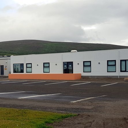 Byggt var við leikskólann Ársali á Sauðárkróki fyrr á þessu ári en vandræði sköpuðust við mönnun starfsfólks. Ráðist var í aðgerðir til að leysa þann vanda og svo virðist sem þær hafi skilað góðum árangri. Mynd: PF.