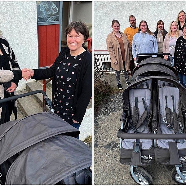 Til vinstri: Ragnheiður Jónsdóttir, formaður foreldrafélagsins afhendir Sigríði Adnegaard leikskólastjóra kerrurnar. Til hægri: Hluti stjórnar foreldrafélagsins, ásamt leikskólastjóra og starfsfólki Vallabóls, stilltu sér upp við 6-barna kerruna.