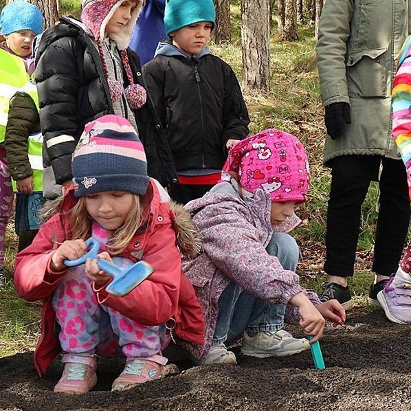 Fyrstu skóflustungurnar að nýjum leikskóla í Varmahlíð voru teknar 30. maí síðastliðinn. Framkvæmdir ganga vel enda var fljótlega skipt yfir í öflugri skóflur en börnin í Varmahlíð notuðu þegar verkið hófst. MYND: GG
