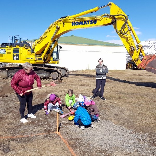 Anna Á. Stefánsdóttir mundar skófluna ásamt leikskólabörnum á Tröllaborg, Ásrún Leósdóttir stendur álengdar. Mynd: Auður Björk.