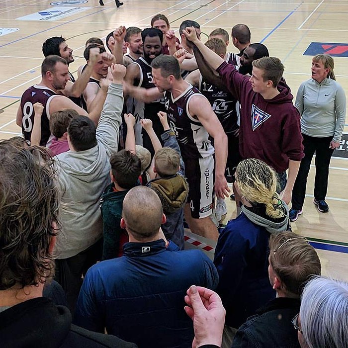 Leikmenn og stuðningsmenn Tindastóls sem fjölmenntu í Icelandic Glacial höllinni í Þorlákshöfn fagna góðum sigri saman í leikslok. MYND: HÓLMFRÍÐUR SVEINS