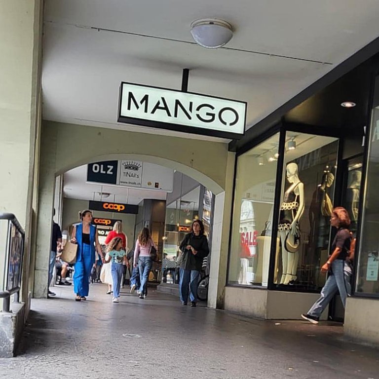 Leikvöllur dagsins hjá Palla og fjölskyldu er hvorki grænn né undir bláhimni. Hér að neðan eru síðan tvær myndir frá gærdeginum en þá sigraði Sviss lið Íslands með tveimur mörkum gegn engu. MYNDIR: PF