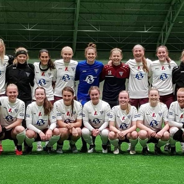 Stólastúlkur kampakátar í leikslok. Efri röð frá vinstri: Jónsi þjálfari, Lára Mist, Magnea Petra, Jackie, María Dögg, Amber, Margrét Rún, Bergljót, Krista Sól, Rakef Sjöfn og Kristrún. Neðri röð frá vinstri: Bryndís Rut, Aldís María, Laufey Harpa, Mur, Birna María, Sólveig, Hugrún, Agnes og Berglind. Á myndina vantar Guðna þjálfara, Hrafnhildi sem er fjarri góðu gamni sökum meiðsla og þá spiluðu Hallgerður, Anna Margrét, Eyvör og Lara Margrét með liðinu fyrri part sumars. Vonandi vantar Feyki ekki einhvern í upptalninguna en allir hafa gert sitt til að búa til sigurlið. Til hamingju allir Stólar – nær og fjær! MYND: GRÓA GUÐMUNDA