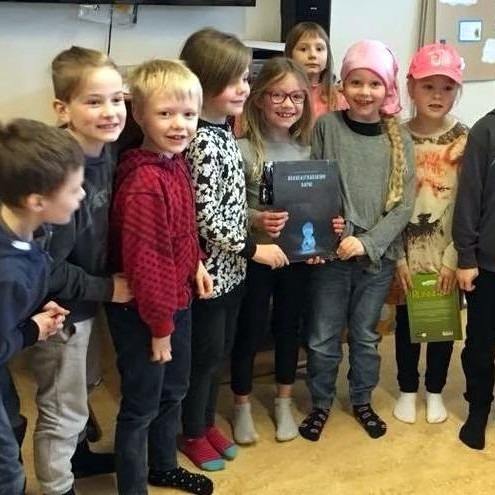 Krakkarnir í 2. bekk með viðurkenningu sína en þau voru bekkurinn sem las flestar bækur. Mynd: hofdaskoli.wixsite.com.