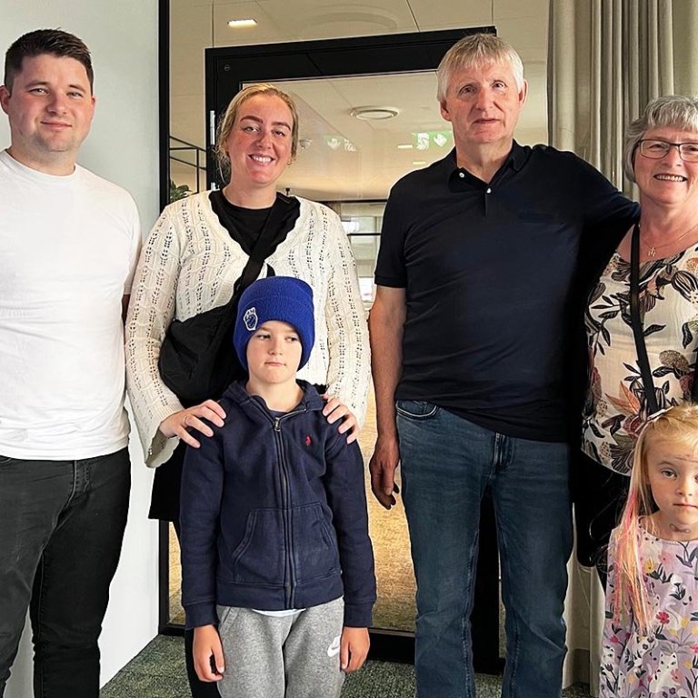 Mynd frá undirritun kaupsamnings en á henni eru kaupendur og seljendur, „...ásamt þessu fínu ólögráða vottum sem gætu borið fyrir sig minnisleysi ef það hentar þeim vel í það skiptið,“ segir í laufléttri tilkynningu á Facebook-síðu Léttitækni.