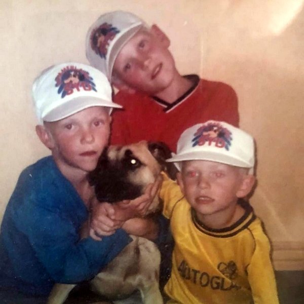 Arnór Guðjónsson í Chelsea-treyjunni og bræður hans, Björn Axel lengst til vinstri og Leifur í miðjunni. Ekki fylgir sögunni hvort hundurinn Bonnie hafi átt eitthvert uppáhaldslið. Aðsend mynd.