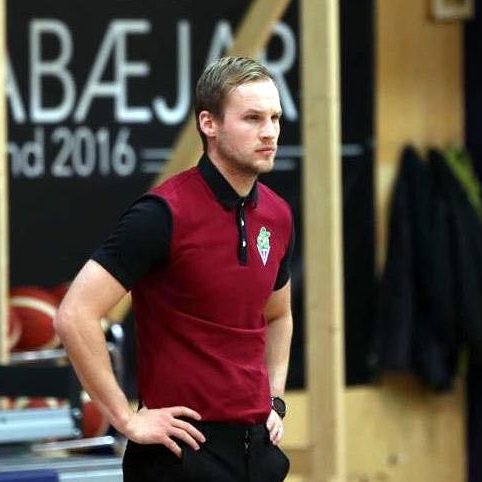 Baldur þjálfari meistaraflokks Tindastóls heldur með Liverpool í enska boltanum vegna þrýstings frá fjölskyldunni. Aðsend mynd.