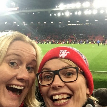 Halldóra Andrésdóttir og Marín Rós vinkona hennar á fyrsta leiknum sem hún fór á.