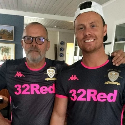 Hólmgeir Einarsson ásamt handboltakempunni og eina syninum sem hann náði á band Leedsara, Björgvini Þór. Aðsend mynd.