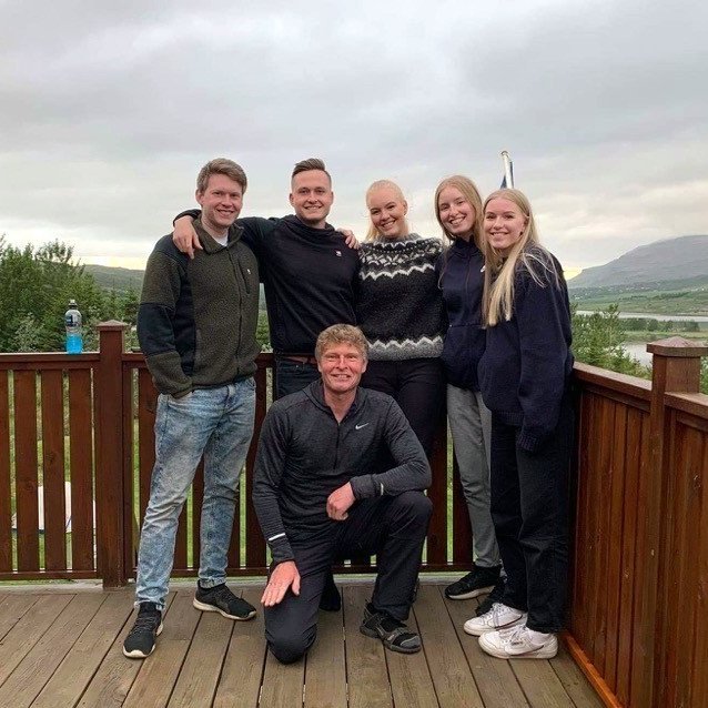 Hrafn með afkomendum á góðri stundu. Örn, Margeir, Eldey og tvíburarnir Katla og Hekla, sem hann vildi að fengju nöfnin Drangey og Málmey, með vísan í Skagfirskan uppruna þeirra, en það hlaut ekki brautargengi. „Svo hrapalega hefur mér misfarist uppeldið, að ekkert þeirra hefur ,,séð ljósið”, segir hann og á þá við að halda með rétta liðinu í Enska. Aðsend mynd.