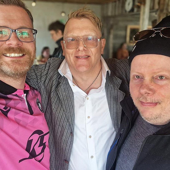 Árni Heiðar ásamt ónefndum heiðursmönnum á góðri stund fyrir leik Kormáks/Hvatar á Dalvík. Árni er lengst til hægri á myndinni. MYND AÐSEND