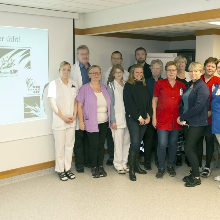 Frá kynningarfundi á Sauðárkróki. Aftast standa Þorsteinn Þorsteinsson yfirlæknir, Friðjón Bjarnason læknir og  Guðmundur R. Guðmundsson sjúkraflutningamaður.
Fremst frá vinstri: Svala Guðmundsdóttir sjúkraliði, Guðbjörg Árnadóttir deildarstjóri, Svava Matthíasdóttir hjúkrunarfræðingur, Jórlaug Heimisdóttir, verkefnisstjóri hjá landlækni, Sigrún Sigurðardóttir hjúkrunarfræðingur, Hrefna Guðmundsdóttir geislafræðingur, Margrét Sæmundsdóttir hjúkrunarfræðingur, Fanney Ísfold Karlsdóttir sjúkraþjálfari, Halldóra Hartmannsdóttir lífeindafræðingur, Sigurlaug Dóra Ingimundardóttir sjúkraliði, Hreiðar Örn Steinþórsson sjúkraflutningamaður og Herdís Klausen yfirhjúkrunarfræðingur. Mynd: landlaeknir.is.